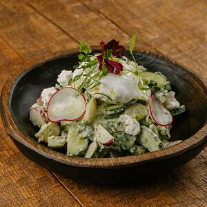 Салат из редиса с яйцом пашот