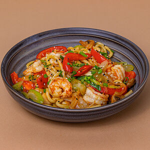 Жареный лагман с креветками в устричном соусе