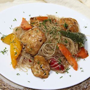 Ֆունչոզա հավով և բանջարեղենով