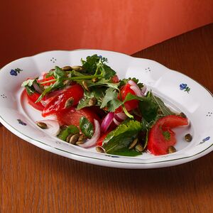 Салат из томатов с ялтинским луком