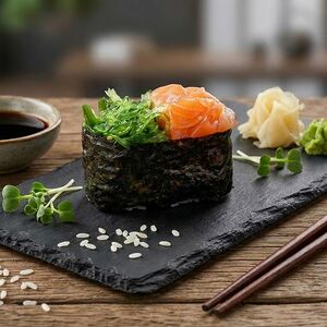 Гункан с лососем-чукой