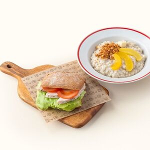 Завтрак с кашей и сэндвичем