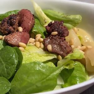 Салат с грушей и печенью