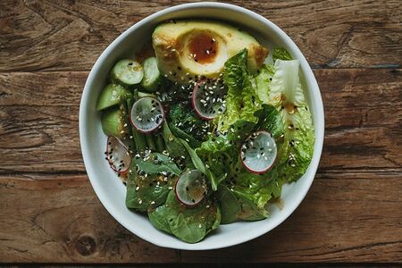 Авокадо со шпинатом и эдамаме