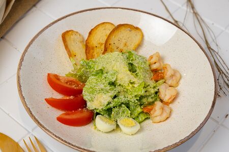 Салат Цезарь с креветкой