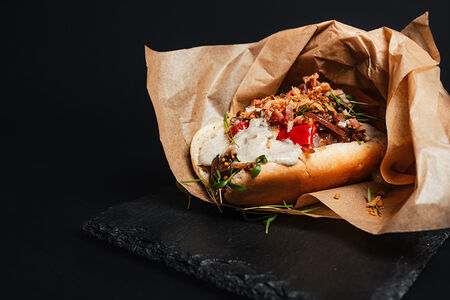 Хот-дог со свиным ребром, дегидрированными овощами и пряным маслом