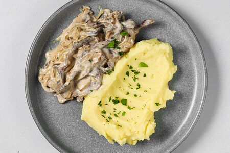 Бефстроганов из говяжьей вырезки с картофельным пюре и сливочно-грибным соусом