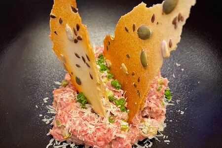 Тартар из мраморной говядины с пармезаном и каперсами из стрелок чеснока
