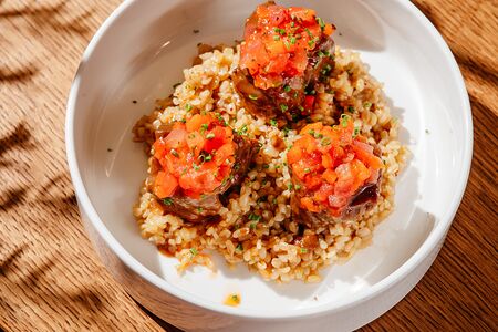 Говяжьи щеки, булгур, овощная сальса