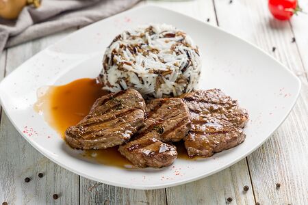 Медальон из говядины с диким рисом
