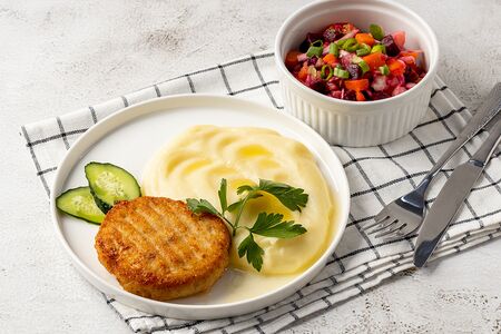 Шницель из индейки с картофельным пюре и салатом винегрет