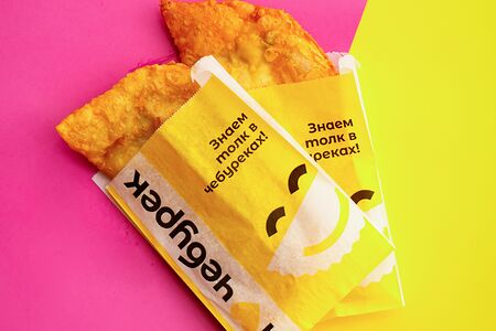 Чебурек с беконом и грибами