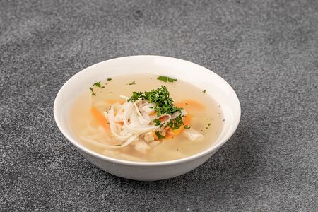 Куриный бульон с лапшой и гренками