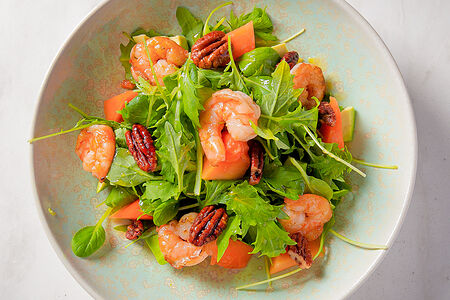 Жареные креветки, персик и авокадо