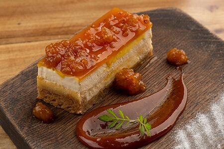 Сырный торт с морошкой и облепихой