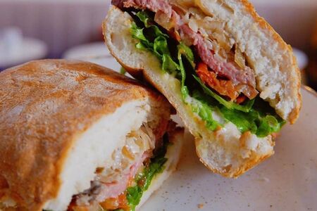 Сэндвич на чиабатте с ростбифом