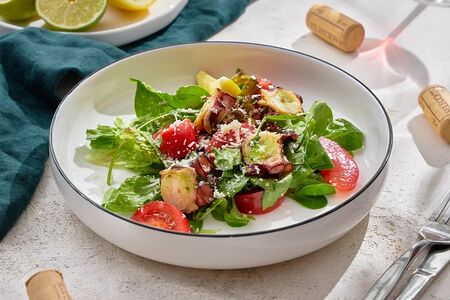 Салат с осьминогом