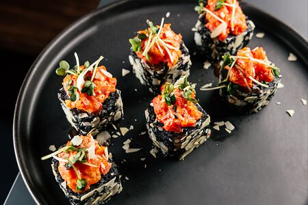 Черный ролл с тартаром из тунца