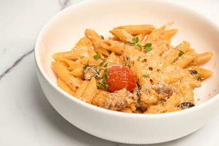 Пенне с говядиной и печеным перцем