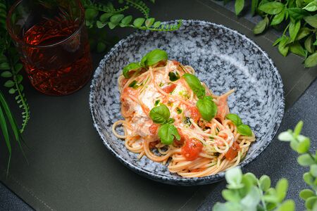 Паста с томатами и страчателлой