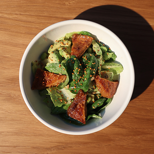 Зеленый салат с жареным тофу и эдамаме