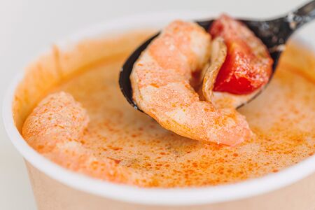 Том ям с креветками