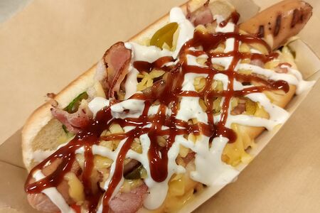 Хот-дог со cвинoй сосиской и сыром