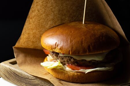 Бургер из мраморной говядины с брусничным соусом