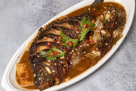 Карп с крахмалистой лапшой и тофу