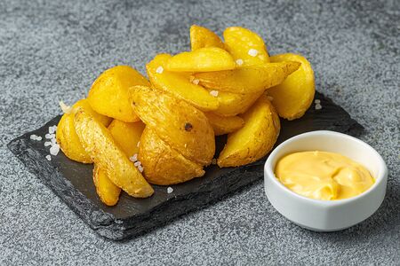 Картофель по-деревенски с сырным соусом