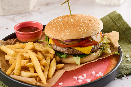 Бургер из говядины с фри и соусом томатным