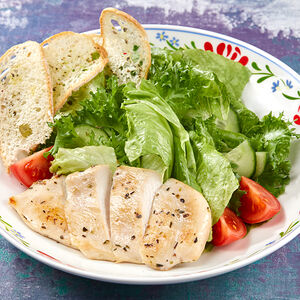 Салат с теплой курицей и беконом с соусом из зелени