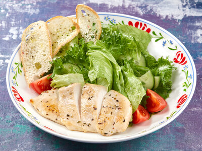 Салат с теплой курицей и беконом с соусом из зелени