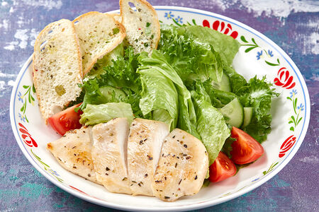 Салат с теплой курицей и беконом с заправкой с анчоусами