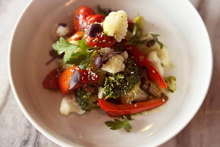 Салат овощной с имбирной заправкой