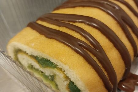 Рулет шоколадный с вишней