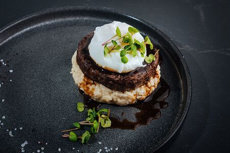 Бифштекс из говядины с ризотто и соусом демиглас