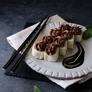 Сладкий ролл с бананом