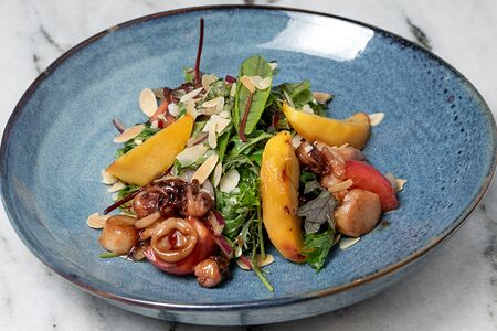 Салат с сезонным фруктом и морепродуктами