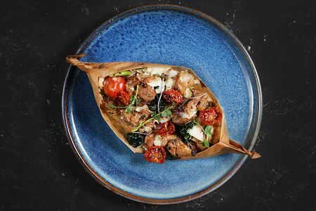 Запеченное бедро индейки с овощами