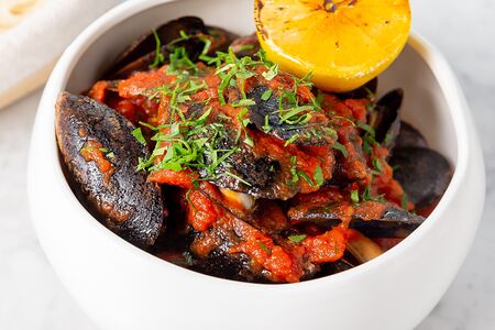 Мидии в томатном соусе