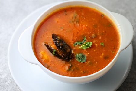 Томатный суп с морепродуктами