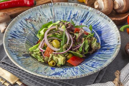 Салат с авокадо, овощами и тыквенными семечками