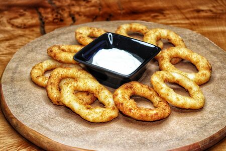 Луковые кольца в кляре с соусом