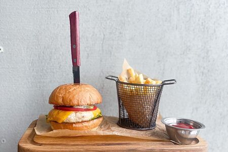 Бургер Чикен с картофелем фри и кетчупом