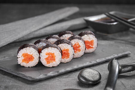 Мини ролл с лососем