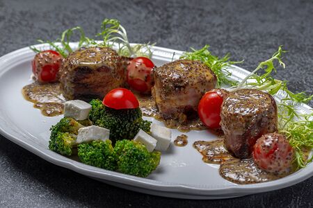 Cвинoй миньон