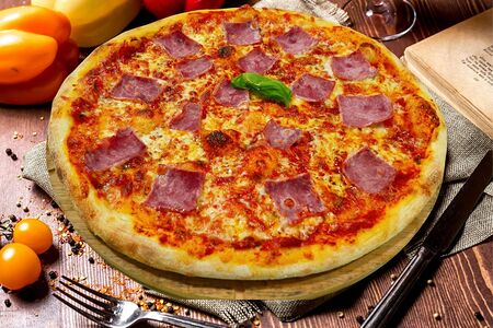 №18 Пицца с ветчиной на красном соусе