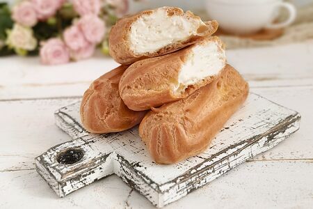 Эклер с пломбирным кремом