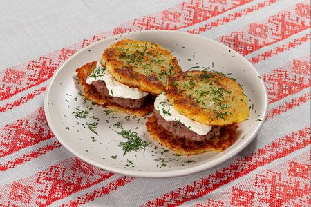 Колдуны с говядиной и чесночным соусом